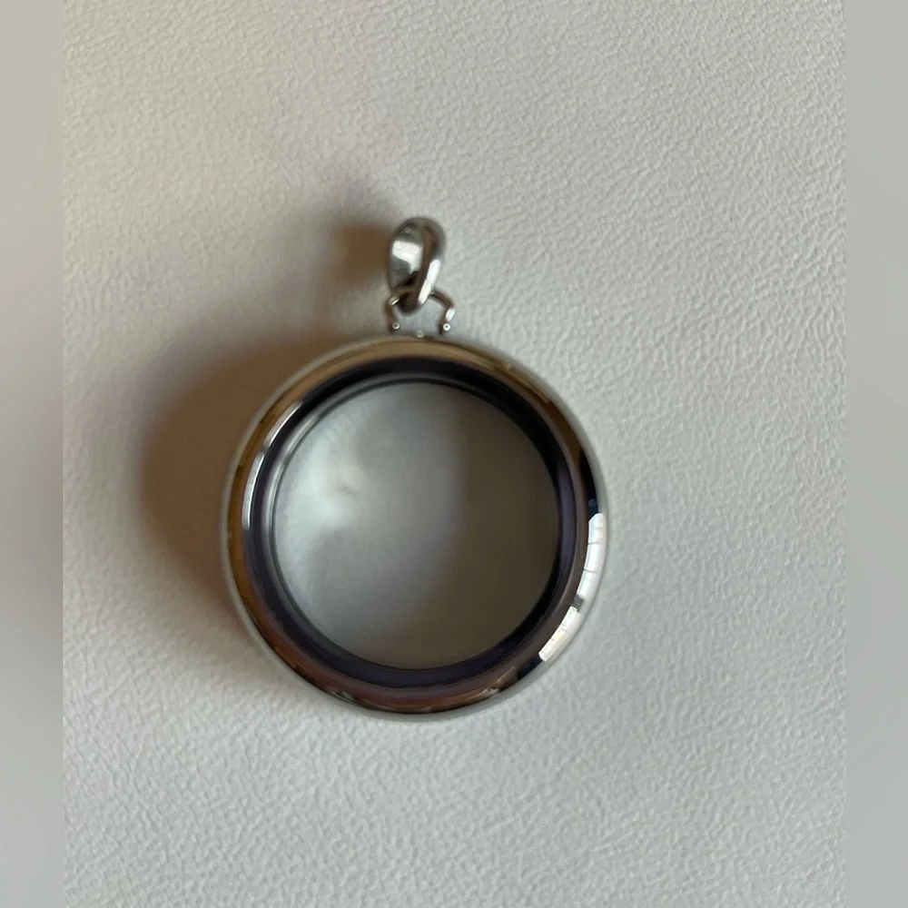 Origami Owl White Enamel Large Twist Living Locket - Picture 7 of 8
